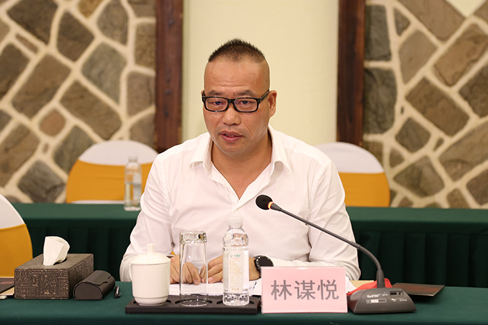 国悦集团董事长林谋悦做汇报今天,黄书记一行深入企业,调研企业,让