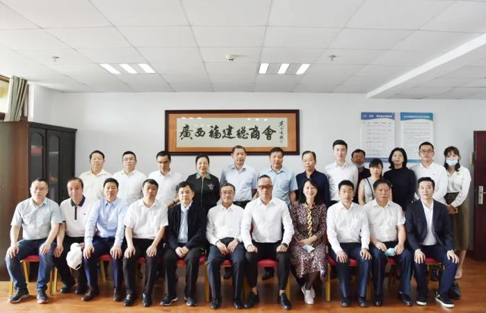 陈鸣明副主任(前中)率领的考察团与广西福建总商会会长林谋悦(右五)及